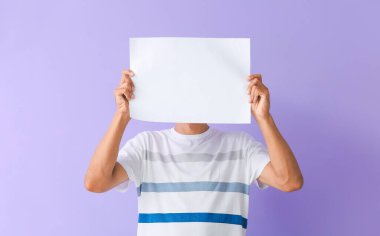 Renk arkaplanı sayfası boş genç bir adam