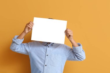 Küçük Afro-Amerikalı çocuk. Arka planda boş kağıt kağıtları var.