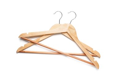 Beyaz arka planda elbise askıları