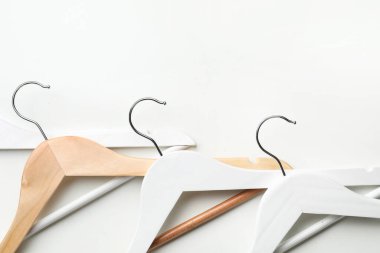 Giysiler arka planda asılı