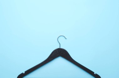 Elbise askısı renk arkaplanında