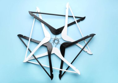 Renkli arkaplanda elbise askısı olan kompozisyon