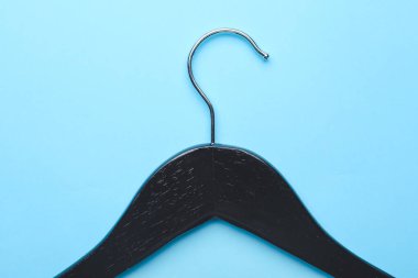Elbise askısı renk arkaplanında