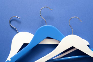 Giysi askıları renk arkaplanında