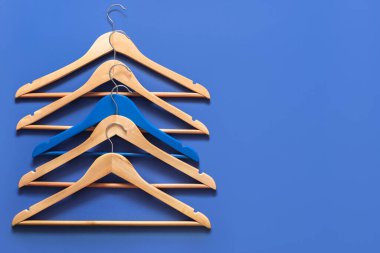 Giysi askıları renk arkaplanında