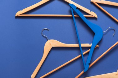 Giysi askıları renk arkaplanında