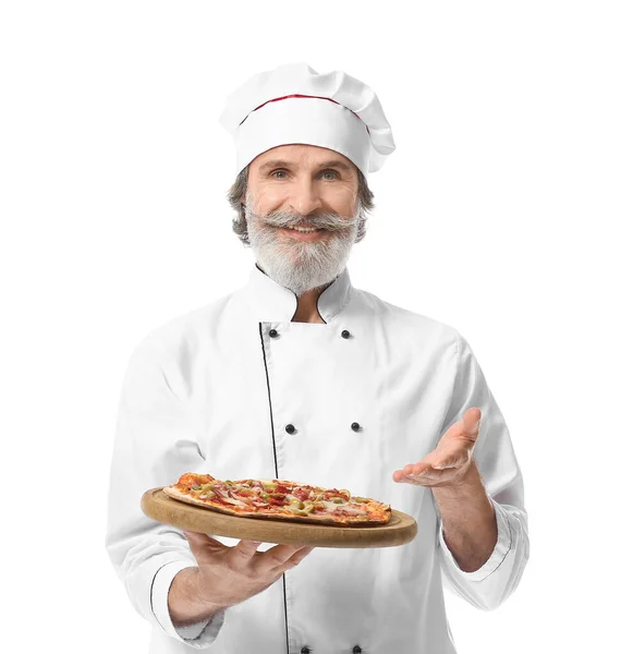 Ältere Männliche Koch Mit Leckere Pizza Auf Weißem Hintergrund — Stockfoto