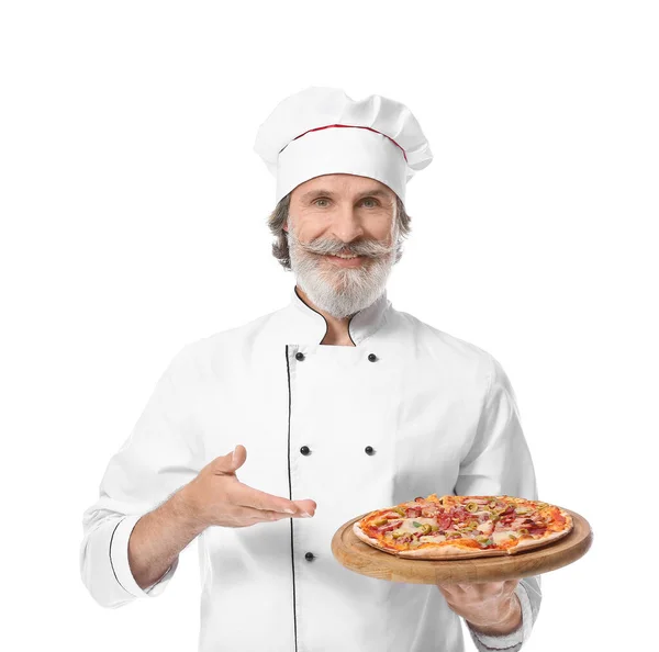 Ältere Männliche Koch Mit Leckere Pizza Auf Weißem Hintergrund — Stockfoto