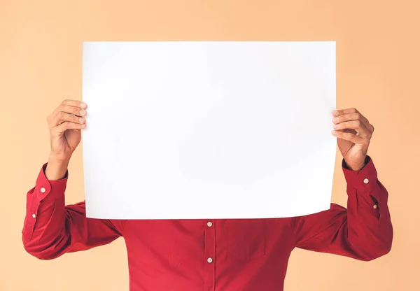 Giovane Uomo Con Foglio Carta Bianco Sfondo Colori — Foto Stock