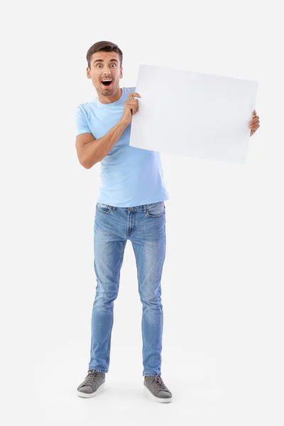 Beyaz Arka Planda Boş Kağıtları Olan Genç Bir Adam — Stok fotoğraf