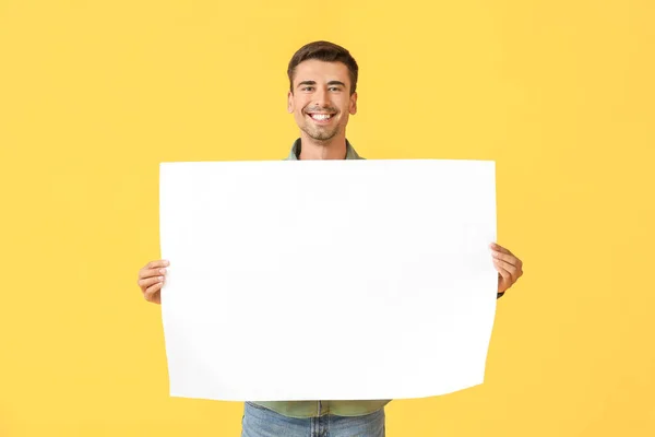 Jeune Homme Avec Feuille Papier Vierge Sur Fond Couleur — Photo