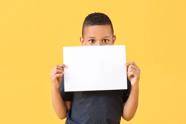 Pequeño Niño Afroamericano Con Hoja Papel Blanco Sobre Fondo Color — Foto de Stock