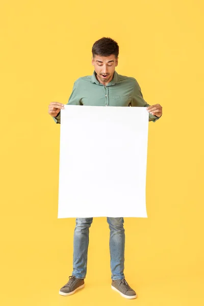 Joven Sorprendido Con Hoja Papel Blanco Sobre Fondo Color — Foto de Stock