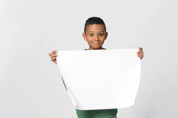 Niño Afroamericano Con Póster Blanco Sobre Fondo Claro — Foto de Stock