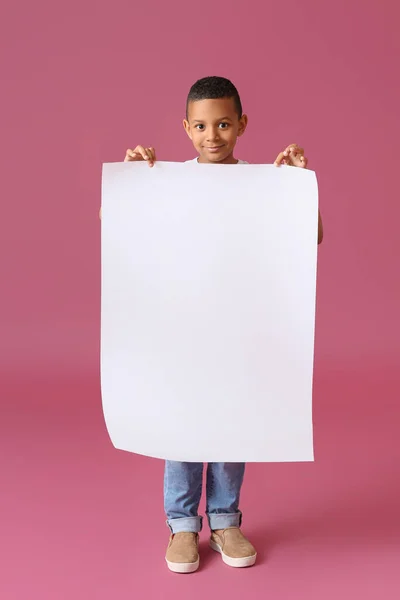 Niño Afroamericano Con Póster Blanco Sobre Fondo Color — Foto de Stock
