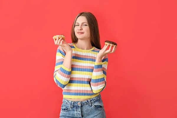 Schöne Junge Frau Mit Süßen Donuts Auf Farbigem Hintergrund — Stockfoto