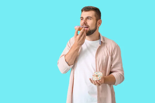 Bonito Jovem Com Donuts Doces Fundo Cor — Fotografia de Stock