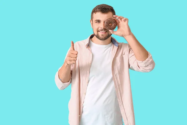 Handsome Young Man Sweet Donut Showing Thumb Color Background — Stock Photo, Image