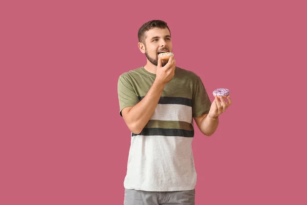 Bonito Jovem Com Donuts Doces Fundo Cor — Fotografia de Stock