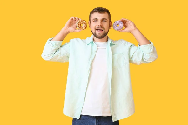 Bonito Jovem Com Donuts Doces Fundo Cor — Fotografia de Stock