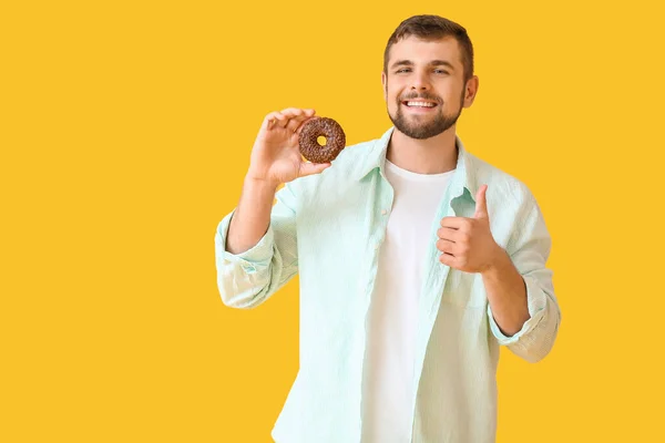 Handsome Young Man Sweet Donut Showing Thumb Color Background — Stock Photo, Image