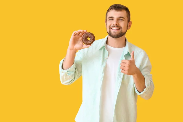 Joven Guapo Con Rosquilla Dulce Mostrando Pulgar Hacia Arriba Fondo — Foto de Stock