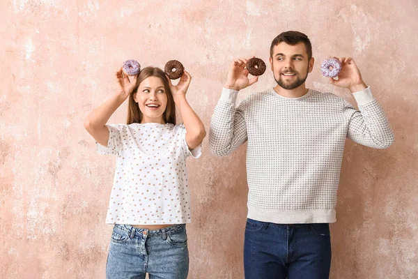 Casal Jovem Com Donuts Doces Fundo Cor — Fotografia de Stock