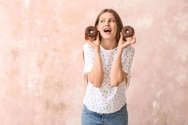 천연색 배경에 도넛을 아름다운 — 스톡 사진