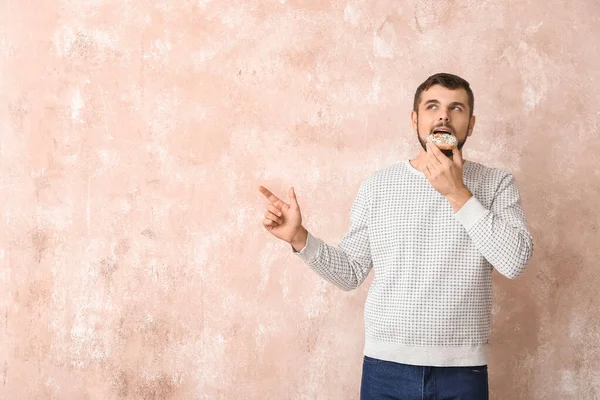 Handsome Young Man Sweet Donut Pointing Something Color Background — Stock Photo, Image