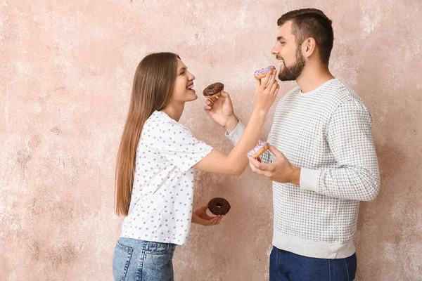 Casal Jovem Com Donuts Doces Fundo Cor — Fotografia de Stock