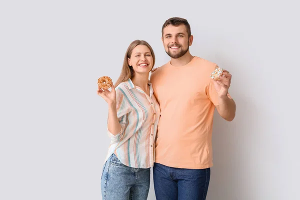 Casal Jovem Com Donuts Doces Fundo Branco — Fotografia de Stock