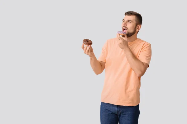 Joven Guapo Con Rosquillas Dulces Sobre Fondo Blanco — Foto de Stock