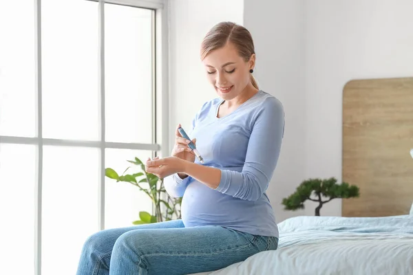 Pregnant Diabetic Woman Giving Herself Insulin Injection Home — Stock Photo, Image
