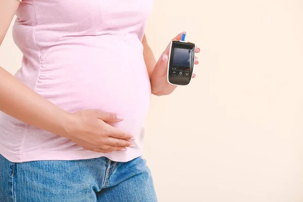 Zwangere Diabetische Vrouw Met Digitale Glucometer Lichte Achtergrond — Stockfoto