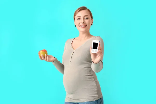 Mulher Diabética Grávida Com Glicosímetro Digital Maçã Sobre Fundo Cor — Fotografia de Stock