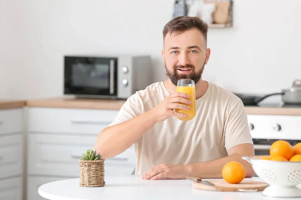 Hombre Bebiendo Jugo Naranja Casa — Foto de Stock