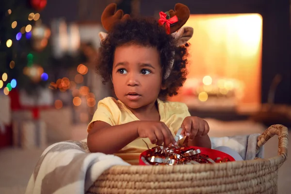 圣诞节前夕 带着礼物在家里的可爱的非洲裔美国女婴 — 图库照片