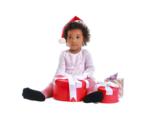 Linda Niña Afroamericana Sombrero Santa Con Regalos Navidad Sobre Fondo — Foto de Stock