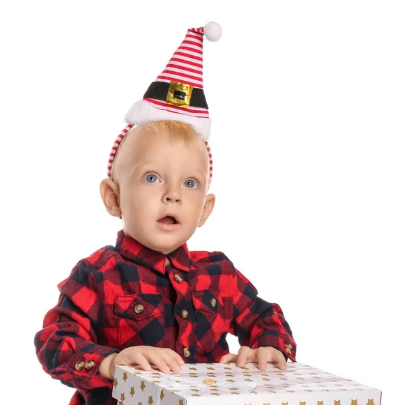 Симпатичный Маленький Ребенок Рождественским Подарком Белом Фоне — стоковое фото