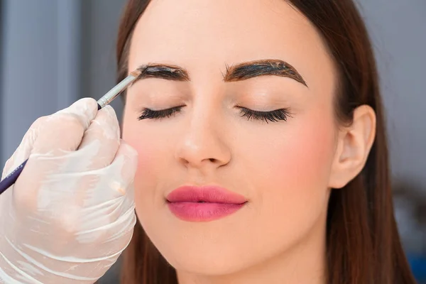 Young Woman Undergoing Eyebrow Correction Procedure Beauty Salon — Stock Photo, Image