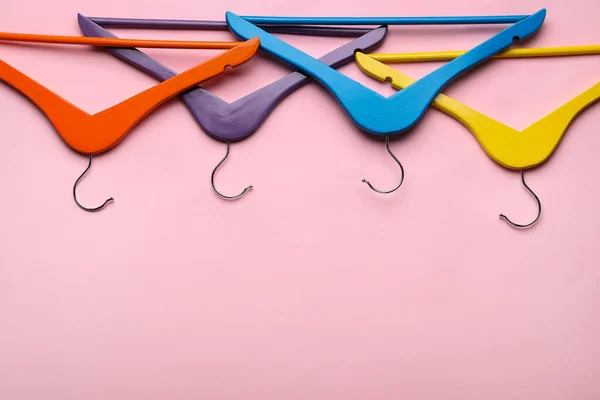 Kleding Hangers Kleur Achtergrond — Stockfoto