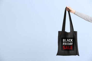 Siyah Cuma yazılı eko çantası olan kadın el çantası açık arkaplanda satış yapıyor