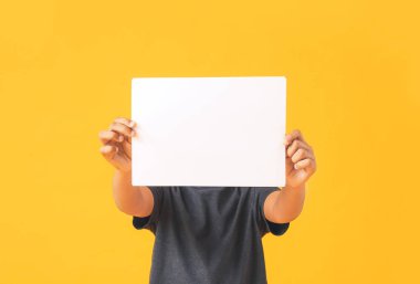 Küçük Afro-Amerikalı çocuk. Arka planda boş kağıt kağıtları var.