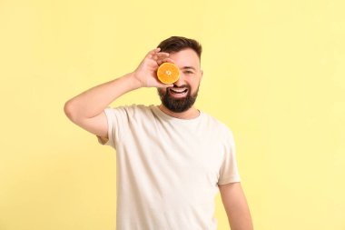 Renkli arka planda turuncu adam