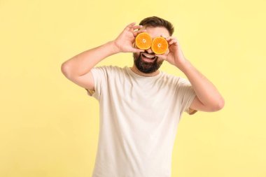 Turuncu arka planda komik bir adam.