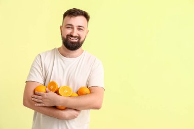 Renkli arka planda portakallı adam