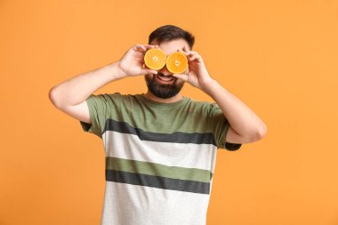 Turuncu arka planda komik bir adam.