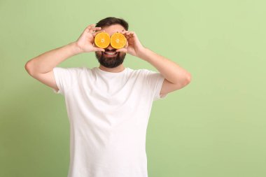 Turuncu arka planda komik bir adam.