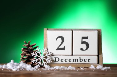 Yılbaşı dekoru ve takvimi masa üzerinde renk arkaplanına karşı