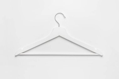 Beyaz arka planda elbise askısı